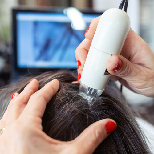 Farmaceutica analizando el cabello de una clienta