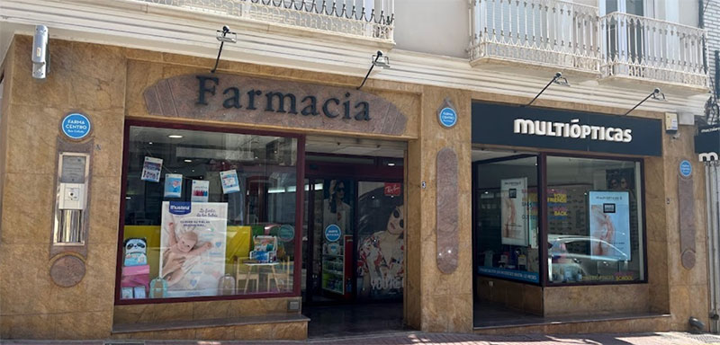 fachada de la farmacia y la optica