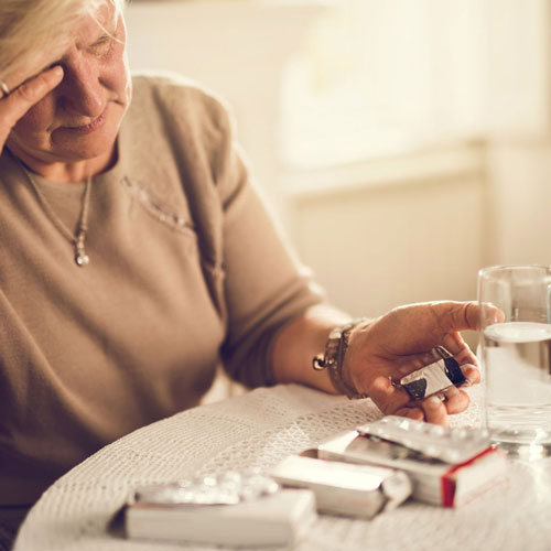 Mujer con medicamentos en la mesa